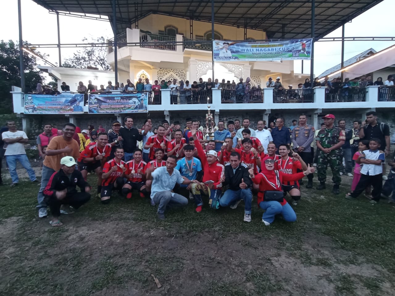IKPL FC mengangkat trofi Wali Nagari Padang Laweh CUP I.  